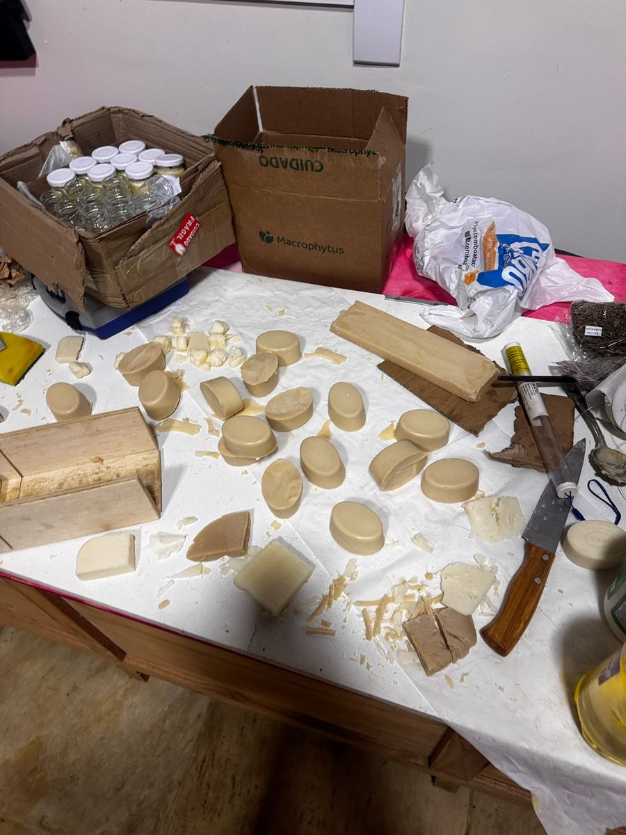Sabonetes prontos na mesa de produção